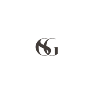 Elegáns, fekete "CSG" monogramot ábrázoló logó, amely a Heat Builder Kft. projektjei során képviselt szakmai precizitást és egyedi belsőépítészetet szimbolizálja.