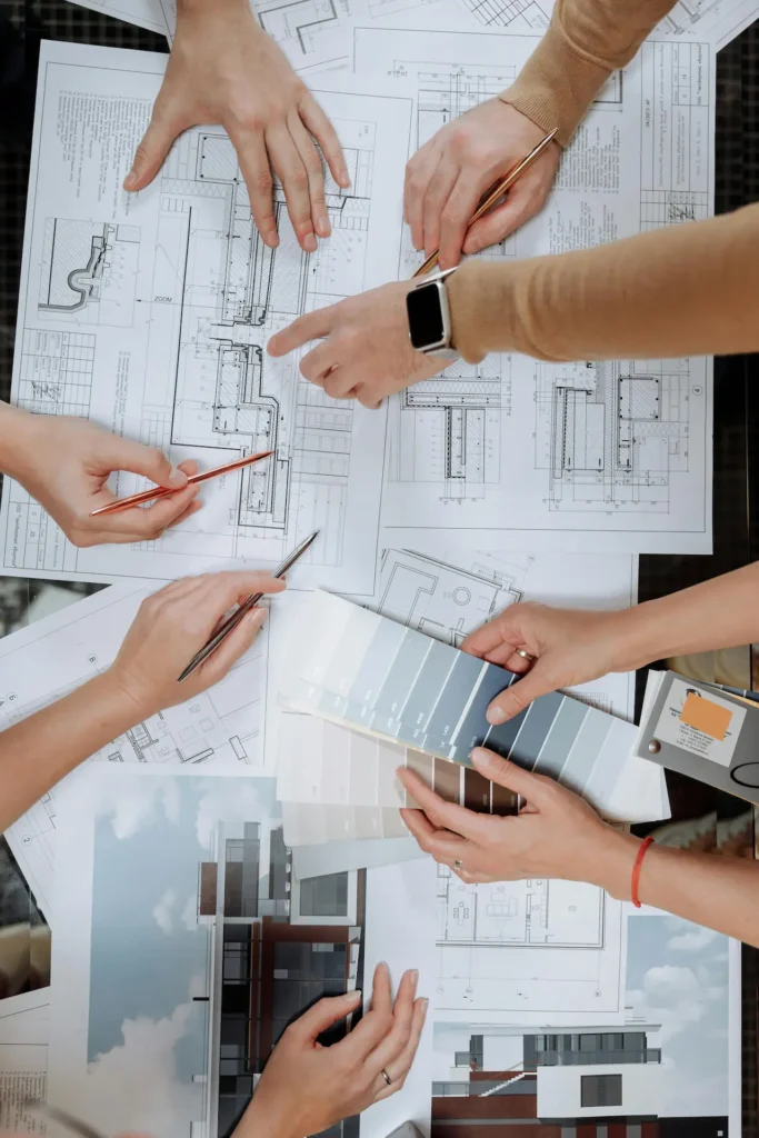 Építész és mérnök csapat tervrajzok felett egyeztet – Heat Builder Kft. mérnöki tervezés.