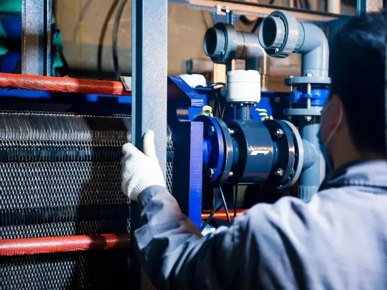 Szakértői egyeztetés egy modern irodában, ahol a Heat Builder Kft. munkatársa az energetikai tanúsítvány részleteit és a korszerűsítési javaslatokat mutatja be az ügyfélnek.
