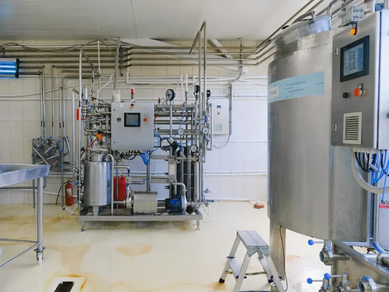 Rozsdamentes acél tartályokból és komplex csőrendszerekből álló ipari gépészeti állomás, amelyet a Heat Builder Kft. tervezett és telepített egy üzemi létesítménybe.