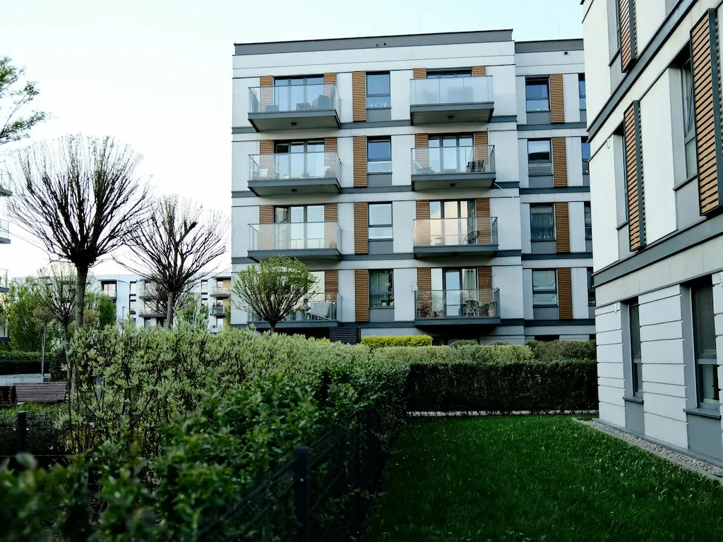 Tóparti, modern többszintes apartmanház és szálloda épületegyüttese, ahol a Heat Builder Kft. nagy teljesítményű épületgépészeti rendszereket telepített.