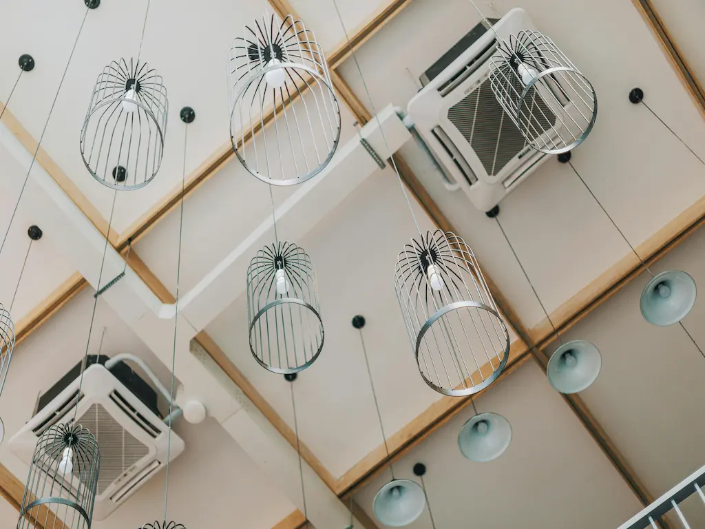Mennyezeti kazettás klímaberendezések és modern design lámpatestek telepítése egy irodaházban, amelyet a Heat Builder Kft. gépész szakemberei kiviteleztek.